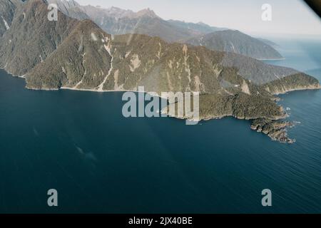 Vue sur Milford Sound depuis un avion. Banque D'Images
