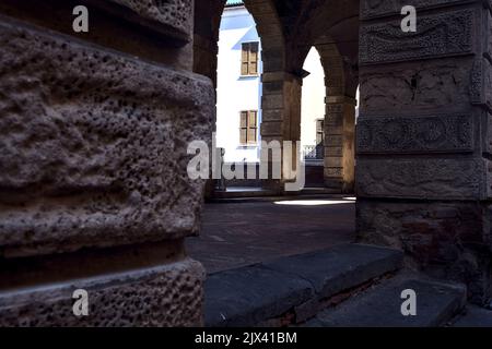 Vieux porchway en pierre à l'ombre dans une ville italienne Banque D'Images
