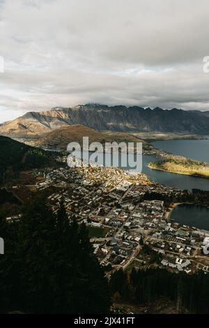 Vue spectaculaire populaire de Queenstown en Nouvelle-Zélande . Photo de haute qualité