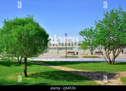 Parc sur le remblai de la ville. Remblai de la rivière OB au printemps. Novosibirsk, Sibérie, Russie, 2022 Banque D'Images