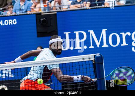 Frances Tiafoe (Etats-Unis) en compétition en R4 à l'US Open de 2022. Banque D'Images