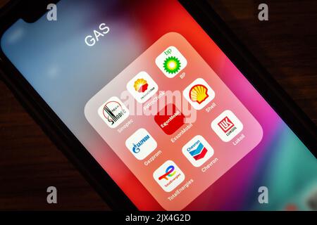 Vancouver, CANADA - septembre 3 2022 : icônes populaires de la compagnie de gaz sur iPhone d'humeur sombre. Sinopec, PetroChina, BP plc, Gazprom, ExxonMobil, Shell plc, totale Banque D'Images