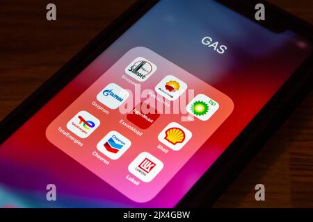 Icônes populaires de la compagnie de gaz sur iPhone. Sinopec, PetroChina, BP plc, Gazprom, ExxonMobil, Shell plc, TotalEnergies, Chevron Corporation et Lukoil. Banque D'Images