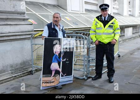 Londres, Royaume-Uni, 6th septembre 2022. L'artiste politique Kaya Mar présente son dernier tableau satirique, avec Liz Truss sortant de la boîte marquée « Poundland » et avec une légère image du visage de Boris Johnson sur son fond, ses cheveux semblent doubler en tant que jupe. Après le vote des députés conservateurs lundi, Liz Truss s'est rendu à Balmoral pour rencontrer la Reine, devenant ainsi le nouveau Premier ministre du Royaume-Uni. Crédit : onzième heure de photographie/Alamy Live News Banque D'Images
