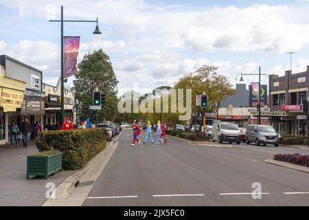Personnes en costume fantaisie / costumes traversant la rue Argyle à Camden, Nouvelle-Galles du Sud Banque D'Images