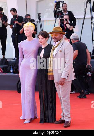 Venise, Italie. 6th septembre 2022. L'actrice Tilda Swinton (L), l'actrice Carly-Sophia Davies (C) et l'actrice August Joshi posent sur le tapis rouge pour la première du film "la fille éternelle" lors du Festival International du film de Venise 79th à Venise, Italie, le 6 septembre 2022. Credit: Jin Mamengni/Xinhua/Alamy Live News Banque D'Images