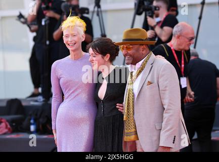 Venise, Italie. 6th septembre 2022. L'actrice Tilda Swinton (L), l'actrice Carly-Sophia Davies (C) et l'actrice August Joshi posent sur le tapis rouge pour la première du film "la fille éternelle" lors du Festival International du film de Venise 79th à Venise, Italie, le 6 septembre 2022. Credit: Jin Mamengni/Xinhua/Alamy Live News Banque D'Images