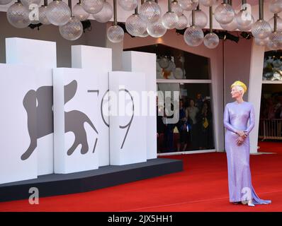 Venise, Italie. 6th septembre 2022. L'actrice Tilda Swinton pose sur le tapis rouge pour la première du film "la fille éternelle" lors du Festival International du film de Venise 79th à Venise, Italie, le 6 septembre 2022. Credit: Jin Mamengni/Xinhua/Alamy Live News Banque D'Images