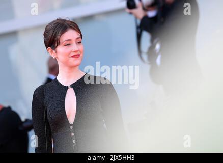 Venise, Italie. 6th septembre 2022. L'actrice Carly-Sophia Davies pose sur le tapis rouge pour la première du film "la fille éternelle" lors du Festival International du film de Venise 79th à Venise, Italie, le 6 septembre 2022. Credit: Jin Mamengni/Xinhua/Alamy Live News Banque D'Images