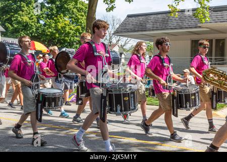 Les élèves de la bande de marche de l'école secondaire DeKalb participent au défilé du Festival Auburn Cord Duesenberg 2022 à Auburn, Indiana, États-Unis. Banque D'Images