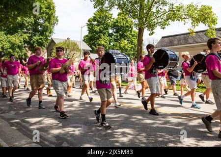 Les élèves de la bande de marche de l'école secondaire DeKalb participent au défilé du Festival Auburn Cord Duesenberg 2022 à Auburn, Indiana, États-Unis. Banque D'Images