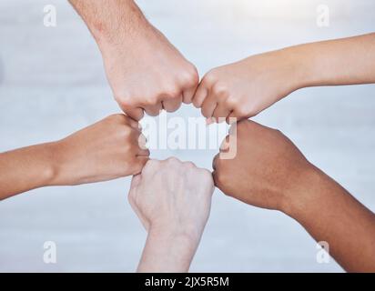 Le groupe de soutien, d'unité et de bosse de poing touche les mains dans un cercle lors d'une séance de thérapie communautaire. Vue de dessus des amis qui font l'équipe de construction, de soins et de confiance Banque D'Images