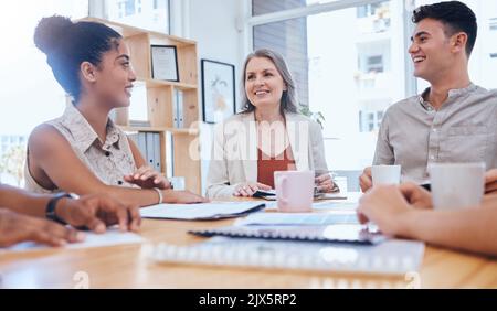 Collaboration en équipe. Recherche, discussion et marketing des données tout en planifiant la stratégie dans l'agence de démarrage. Groupe de professionnels partageant leurs idées Banque D'Images