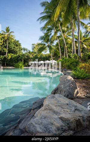 Une vue sur l'une des nombreuses piscines disponibles dans ce complexe 5 étoiles de luxe au Sheraton Mirage Port Douglas à l'extrême nord du Queensland, en Australie. Banque D'Images