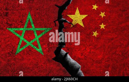 Le Maroc contre la Chine se flaque sur un mur avec des fissures. Chine Maroc relation Banque D'Images