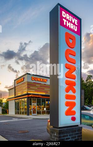 Boutique de beignets de Dunkin' au crépuscule à Snellville, Géorgie. (ÉTATS-UNIS) Banque D'Images