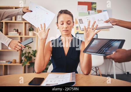 Burnout, stress et femme d'affaires surtravaillaient de trop, de surcharge de travail et de pression marketing entreprise. Gestion du temps, frustré et Banque D'Images