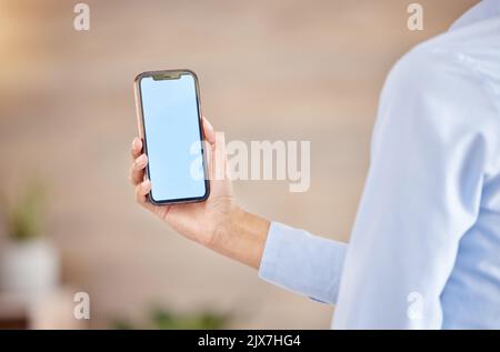 Téléphone maquette, écran blanc et contactez-nous site Web dans une main d'une femme d'affaires pour la publicité ou le marketing numérique. réseau internet sans fil 5g Banque D'Images