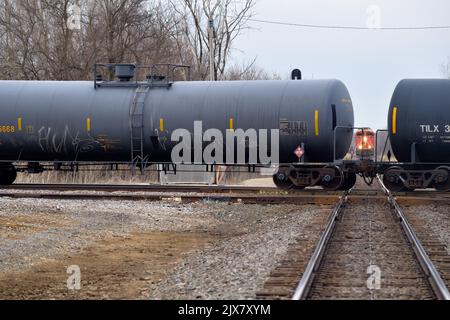 Elgin, Illinois, États-Unis. Un train de marchandises canadien Pacifique passant par un passage à niveau avec le chemin de fer national canadien à Spaulding Junction. Banque D'Images