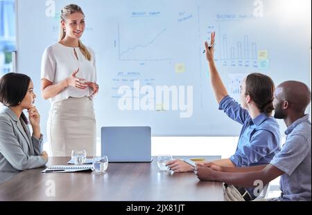 Formation, atelier et question avec une femme d'affaires qui présente une présentation lors d'une réunion pour le coaching, l'apprentissage et les données. Collaboration, stratégie et Banque D'Images