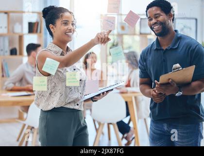 Solution de travail d'équipe, idées de stratégie de planification et collaboration des employés dans les réunions d'information, vision et mur de verre dans l'agence de création. Entreprise Banque D'Images