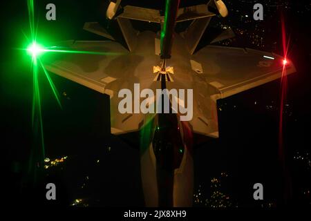 Floride, États-Unis. 16th août 2022. Un Raptor F-22 de la U.S. Air Force reçoit du carburant d'un prolongateur KC-10 au-dessus du Panhandle de Floride, en août. 16. 2022. Le ravitaillement en vol de nuit a permis aux pilotes étudiants F-22 qui étaient encore en formation de base au 43d Escadron de chasseurs d'acquérir de l'expérience avant d'obtenir leur diplôme. Credit: US Air Force/ZUMA Press Wire Service/ZUMAPRESS.com/Alamy Live News Banque D'Images