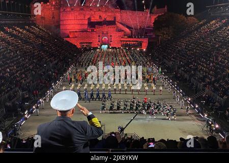 Édimbourg, Royaume-Uni. 20th août 2022. Chef des opérations navales (CNO) SMA. Mike Gilday rend hommage en tant qu'invité d'honneur de la Royal Navy au Royal Edinburgh Military Tattoo à Édimbourg, en Écosse, en août. 20. Cette visite s'inscrivait dans le cadre d'un voyage international en Espagne et au Royaume-Uni pour s'engager auprès des marins et rencontrer les dirigeants militaires et gouvernementaux locaux afin de discuter de la sécurité régionale et maritime, ainsi que de l'interopérabilité. Credit: U.S. Navy/ZUMA Press Wire Service/ZUMAPRESS.com/Alamy Live News Banque D'Images