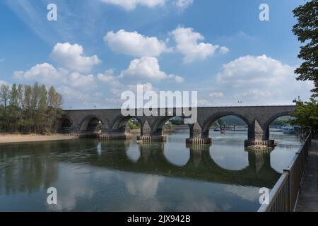 Vue sur le pont historique appelé Balduinbruecke dans la ville allemande de Koblenz Banque D'Images