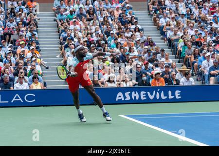 New York, NY, États-Unis. 5th septembre 2022. Frances Tiafoe (Etats-Unis), 5 septembre 2022 - tennis : match des Championnats de tennis américains 2022 entre Frances Tiafoe et Rafael Nadal au stade Arthur Ashe à New York, NY, Etats-Unis. Crédit : Paul J Sutton/PCN/AFLO/Alay Live News Banque D'Images