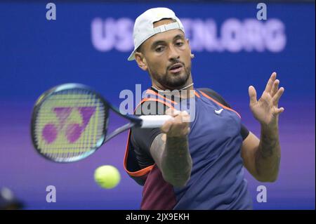 New York, États-Unis. 06th septembre 2022. Nick Kyrgios, d'Australie, retourne un coup en jouant Karen Khachanov, de Russie, pendant les quarts de finale des championnats de tennis américains Open au centre national de tennis de l'USTA Billie Jean King à Flushing Meadows Corona Park New York, 6 septembre 2022. (Photo par Anthony Behar/Sipa USA) crédit: SIPA USA/Alay Live News Banque D'Images