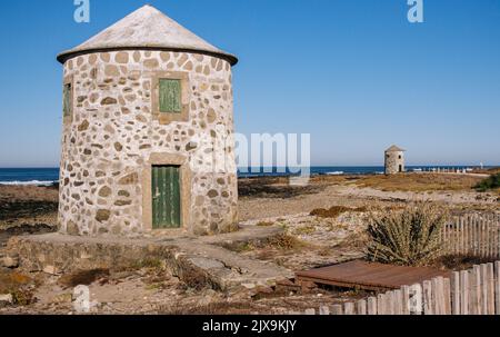 Deux phares abandonnés en pierre sur la côte atlantique de l'océan. Architecture européenne médiévale. Concept de navigation ancien. Phares sur Camino de Santiago Banque D'Images