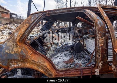 Maisons, jardins et véhicules brûlés après le feu de 2022 Pont de Vilomara (Barcelone, Catalogne, Espagne) ESP: Casas, jardines y vehículos quemados Banque D'Images