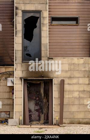 Maisons, jardins et véhicules brûlés après le feu de 2022 Pont de Vilomara (Barcelone, Catalogne, Espagne) ESP: Casas, jardines y vehículos quemados Banque D'Images