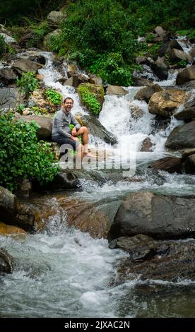 17 septembre 2021 Himalaya Uttarakhand Inde. Un homme qui profite d'un cours d'eau qui coule dans les collines de l'Himalaya. Banque D'Images