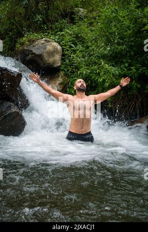 17 septembre 2021 Himalaya Uttarakhand Inde. Un homme qui profite d'un cours d'eau qui coule dans les collines de l'Himalaya. Banque D'Images