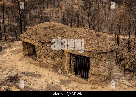 Les bains (dents en catalan) et la vallée de la Flequer après le feu de 2022 Pont de Vilomara dans le Parc naturel de Sant Llorenç del Munt i l'Obac Catalogne Espagne Banque D'Images