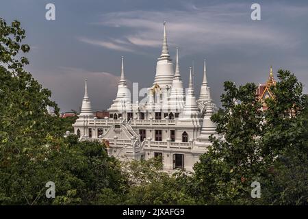 Bangkok, Thaïlande - 01 mai 2022 : Grande pagode bouddhiste blanche élaborée avec plusieurs flèches au temple Wat Asokaram. Espace pour le texte, foyer sélectif. Banque D'Images