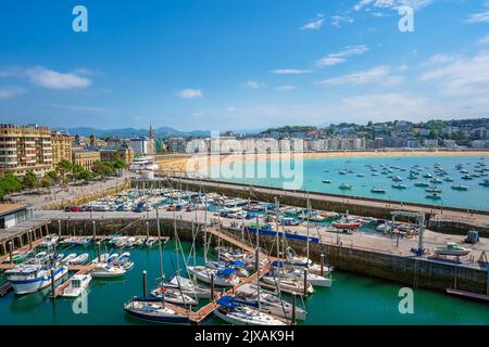 Vue panoramique sur la plage de la Concha dans la ville de San Sebastian Donostia, en Espagne Banque D'Images