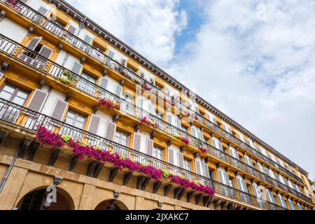 Beau bâtiment ancien avec des fleurs vibrantes à Donosti San Sebastian Espagne Banque D'Images