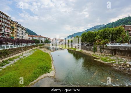 Tolosa, Espagne. 3 août 2022. Vue sur la rivière Oria qui traverse Tolosa, une ville de Gipuzkoa, pays basque Banque D'Images