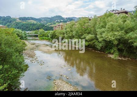 Vue sur la rivière Oria à Tolosa, pays basque, Espagne Banque D'Images