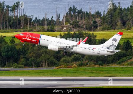 Bergen, Norvège - 18 août 2022 : Boeing 737-800 norvégien à l'aéroport de Bergen (BGO) en Norvège. Banque D'Images