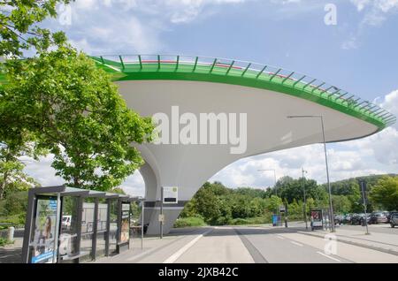 aix-la-chapelle le 2020 juillet : à l'entrée principale de la RWTH Klinikum Aachen, la plate-forme hélicoptère sert également de grand toit. Banque D'Images