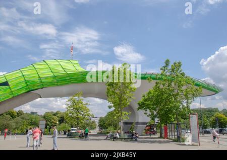 aix-la-chapelle le 2020 juillet : à l'entrée principale de la RWTH Klinikum Aachen, la plate-forme hélicoptère sert également de grand toit. Banque D'Images