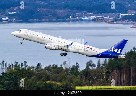 Bergen, Norvège - 18 août 2022: SAS Scandinavian Airlines Embraer 190 avion à l'aéroport de Bergen (BGO) en Norvège. Banque D'Images