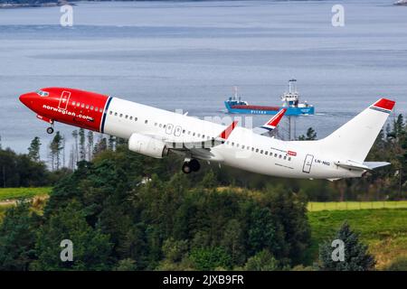 Bergen, Norvège - 18 août 2022 : Boeing 737-800 norvégien à l'aéroport de Bergen (BGO) en Norvège. Banque D'Images