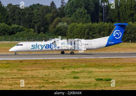 Hambourg, Allemagne - 14 août 2022 : Skyalps de Havilland Canada Dash 8 Q400 avion à l'aéroport de Hambourg (HAM) en Allemagne. Banque D'Images