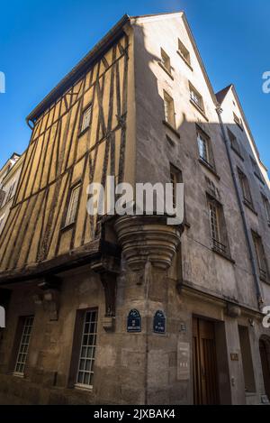 Maison médiévale avec poutres apparentes dans la rue des Barres, quartier du Marais, Paris, France Banque D'Images