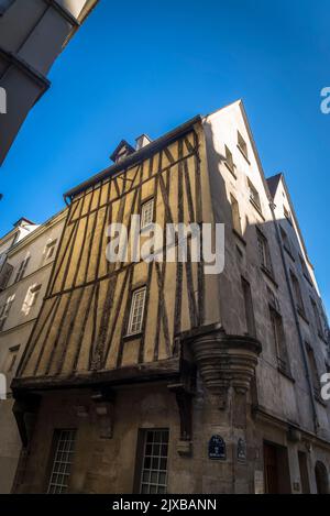 Maison médiévale avec poutres apparentes dans la rue des Barres, quartier du Marais, Paris, France Banque D'Images