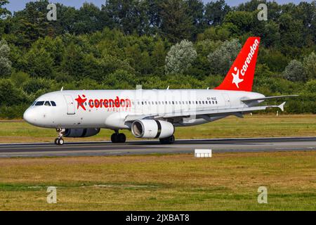 Hambourg, Allemagne - 14 août 2022 : avion Airbus A320 de Corendon Airlines à l'aéroport de Hambourg (HAM) en Allemagne. Banque D'Images